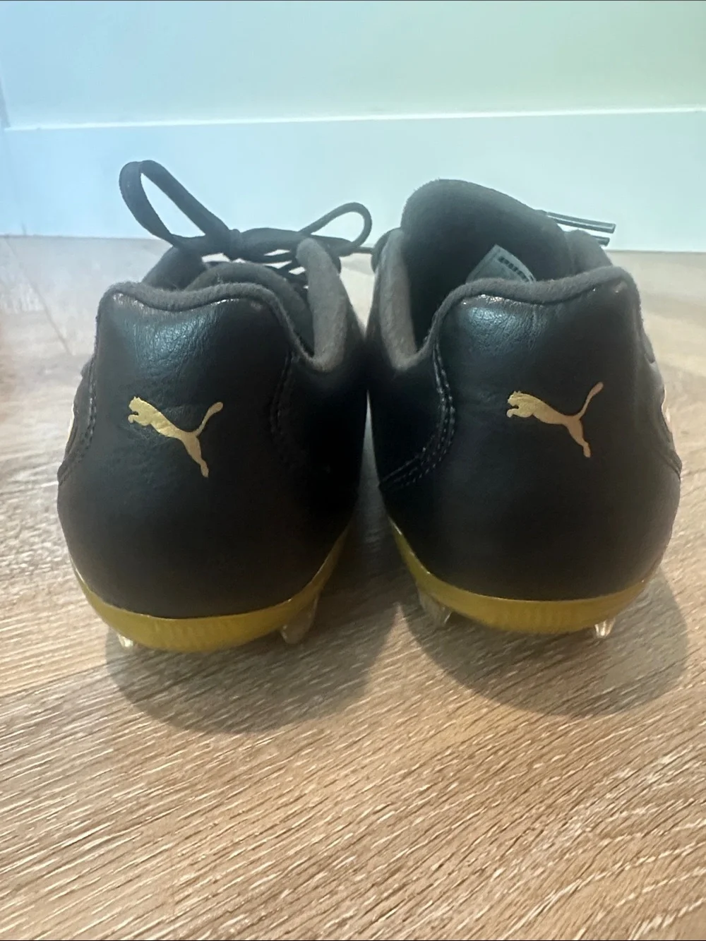 Puma Capitano Kids Black, White & Gold Soccer Cleats, size 4